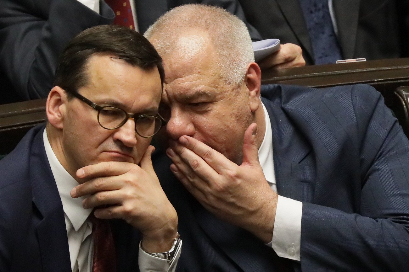 "Rzeczpospolita" donosi, że "posłowie PiS masowo zaciągają się do pracy w rządzie jako wiceministrowie i pełnomocnicy, zachowując przy tym poselski mandat.