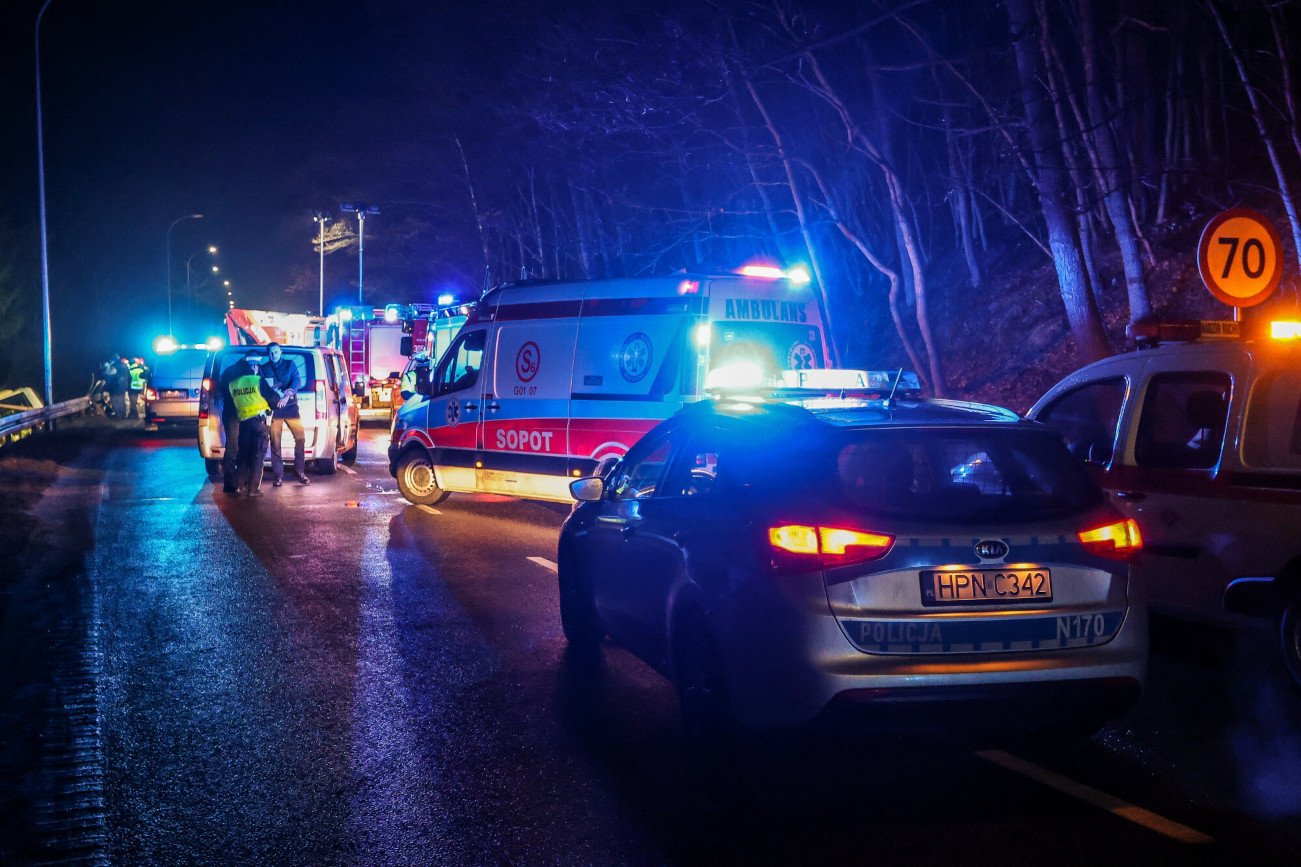 Szarpanina kierowców na D16. 59-latek zginął pchnięty pod koła samochodu.