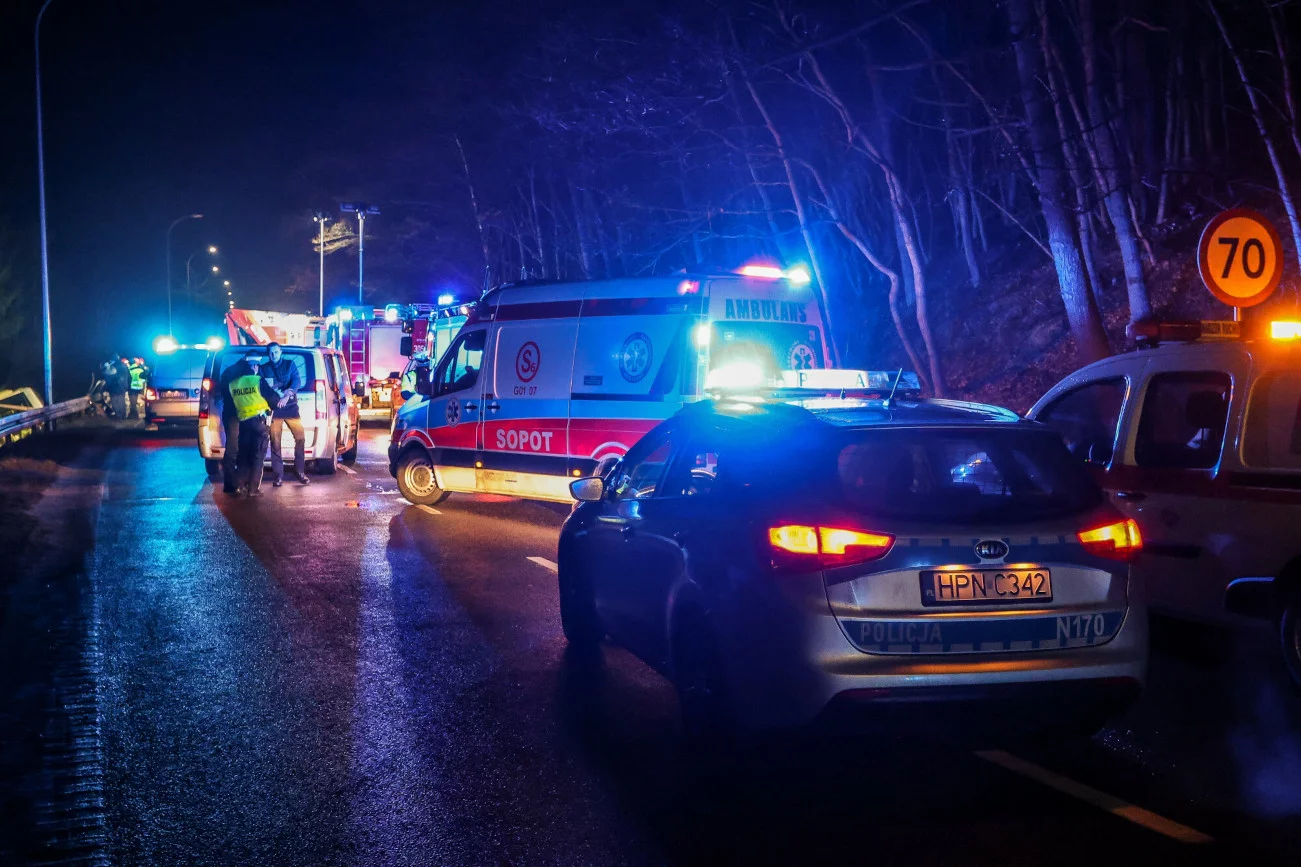 Szarpanina kierowców na D16. 59-latek zginął pchnięty pod koła samochodu.