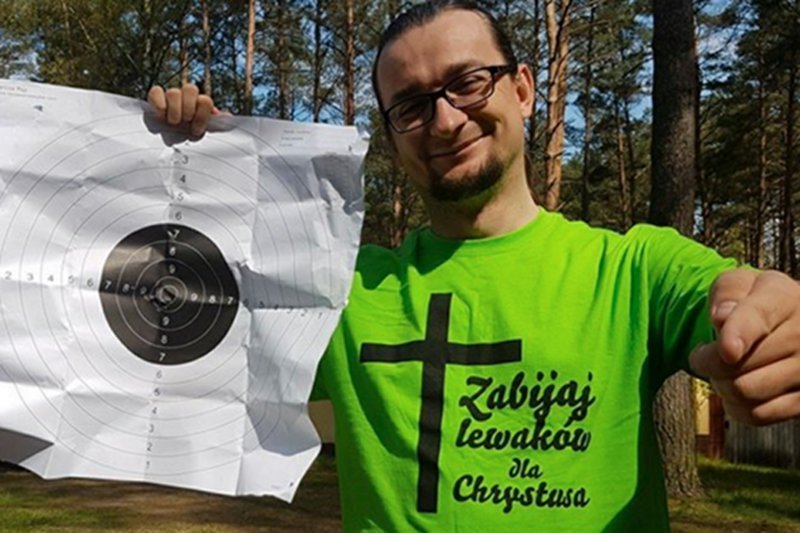 Polski "milioner", rektor uczelni na zawodach strzelniczych w podkoszulce z napisem: "Zabijaj lewaków dla Chrystusa"