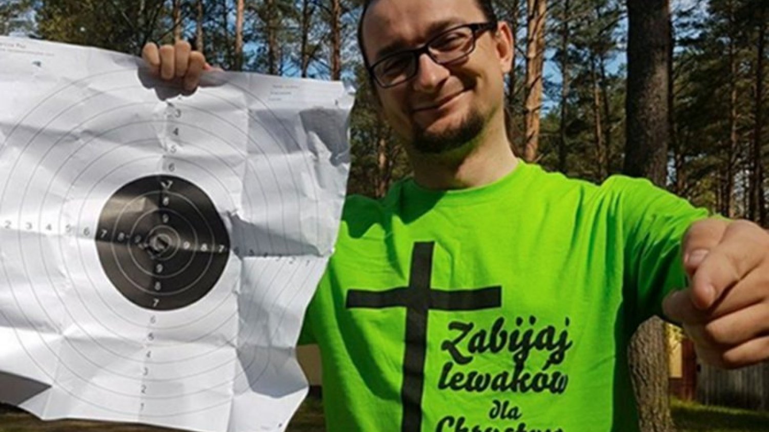 Polski "milioner", rektor uczelni na zawodach strzelniczych w podkoszulce z napisem: "Zabijaj lewaków dla Chrystusa"