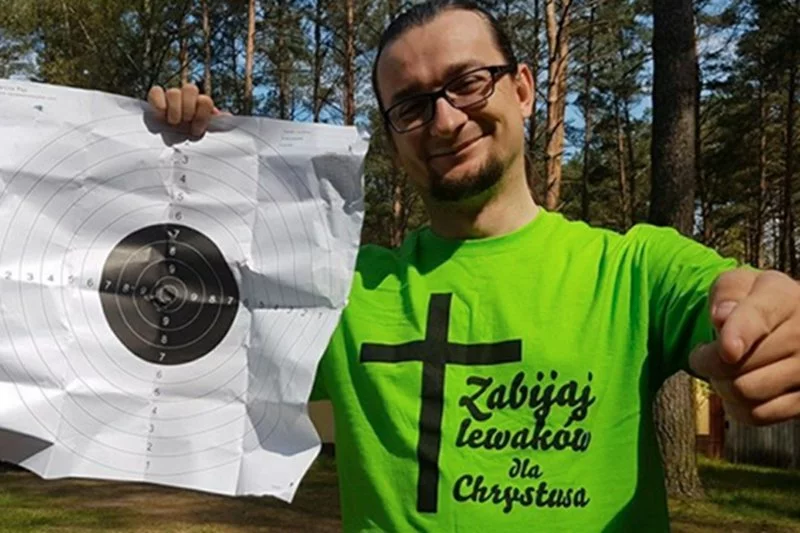 Polski "milioner", rektor uczelni na zawodach strzelniczych w podkoszulce z napisem: "Zabijaj lewaków dla Chrystusa"