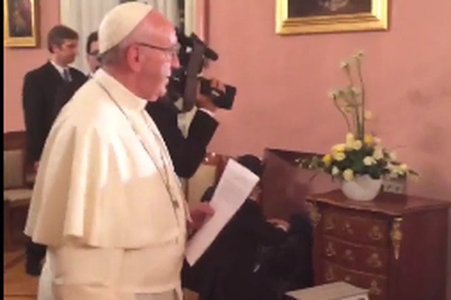 Papież tuż przed pozdrowieniem wiernych.