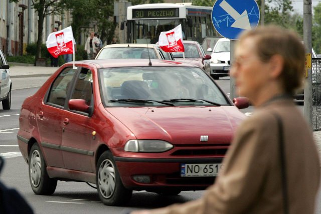 W mieście samochody nie osiągają takich prędkości, żeby flagi mogły się połamać w trakcie jazdy. Co innego poza miastem.