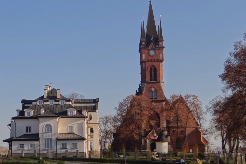 Kościół i plebania w Szczepanowie.