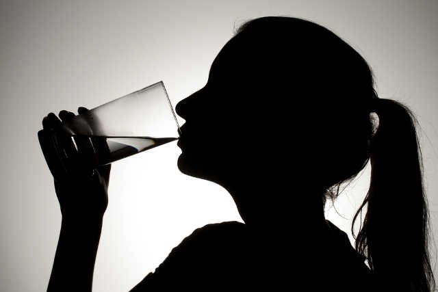 W sieci można znaleźć dziesiątki mitów dotyczących [url=http://www.shutterstock.com/pic-128162387/stock-photo-silhouette-female-drinking-water.html?src=EIcjnNsO46xBVeRmQPGRlQ-13-64] picia wody[/url].