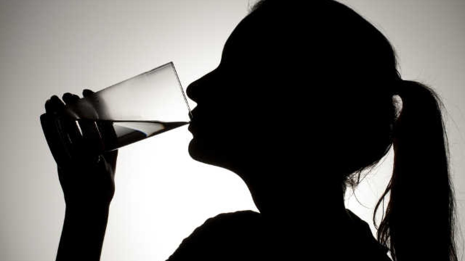 W sieci można znaleźć dziesiątki mitów dotyczących [url=http://www.shutterstock.com/pic-128162387/stock-photo-silhouette-female-drinking-water.html?src=EIcjnNsO46xBVeRmQPGRlQ-13-64] picia wody[/url].