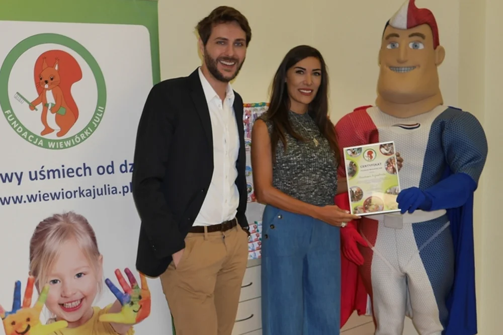 Emma Kiworkowa, wiceprezes Fundacji Wiewiórki Julii i Marcin Cejrowski Ambasador Fundacji podczas przekazania produktów do higieny jamy ustnej dla dzieci.