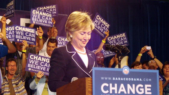 Rok 2008. Hillary Clinton wspiera kampanię Baracka Obamy po przegraniu z nim walki o nominację Demokratów.