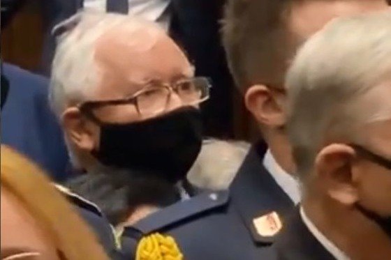 Jarosław Kaczyński chował się za Strażą Marszałkowską po wyroku TK ws. aborcji.