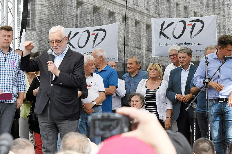Choć Jerzy Stępień jest już na sędziowskiej emeryturze, za udział w opozycyjnych protestach pełniąca aktualnie funkcję prezesa TK Julia Przyłębska chce go pociągnąć do odpowiedzialności dyscyplinarnej.