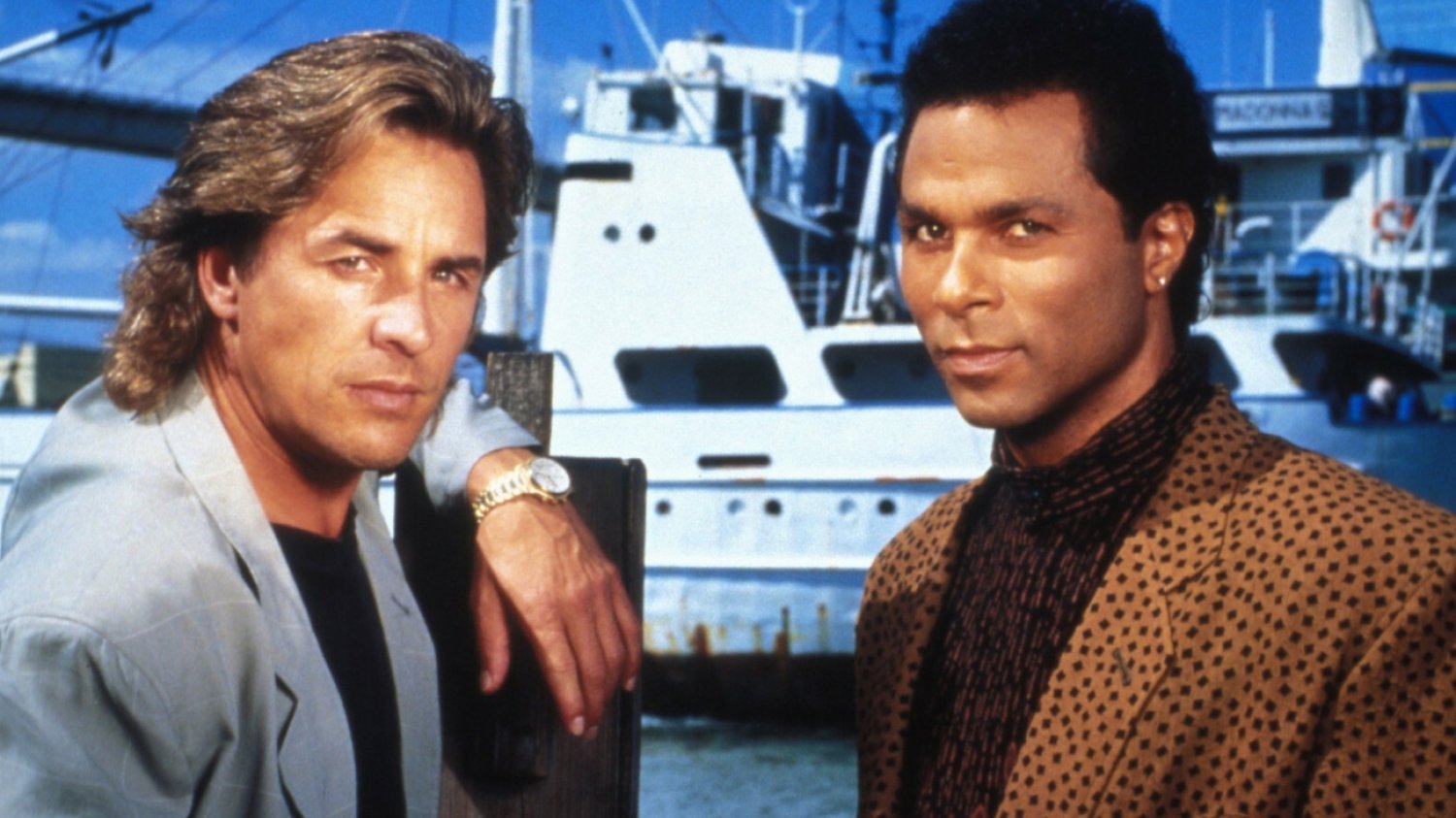 Kultowy serial z lat 80. doczeka się nowej wersji. Za kamerą stanie reżyser "Top Gun: Maverick" "Policjanci z Miami" dostaną remake. Za kamerą reżyser "Top Gun: Maverick"