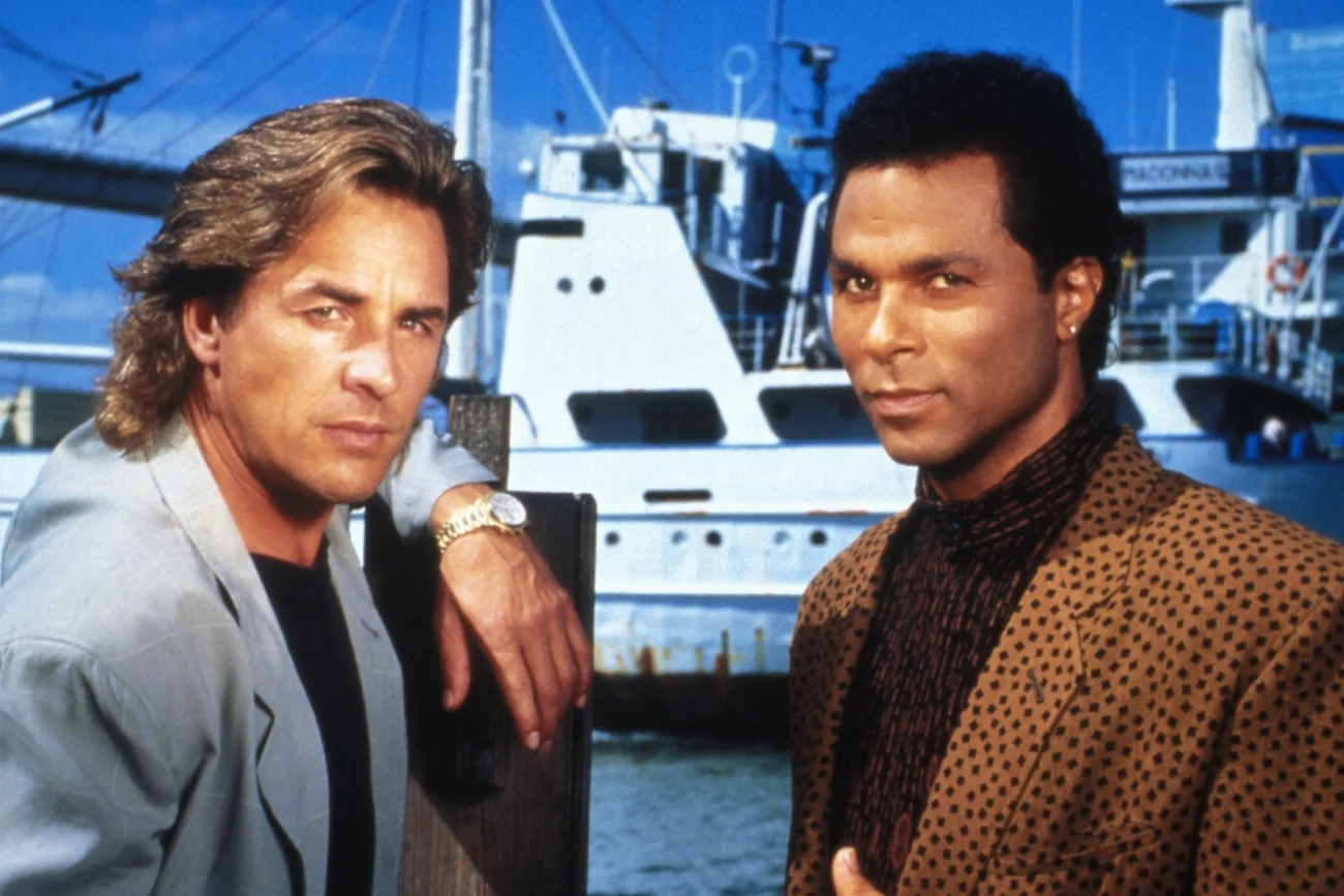 Kultowy serial z lat 80. doczeka się nowej wersji. Za kamerą stanie reżyser "Top Gun: Maverick" "Policjanci z Miami" dostaną remake. Za kamerą reżyser "Top Gun: Maverick"