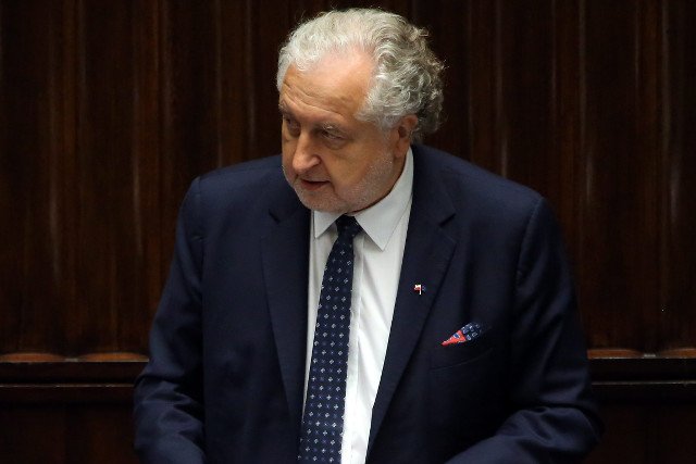 Prezes Trybunału Konstytucyjnego ma kłopoty. Prokuratura, na wniosek PiS-owskiego sędziego TK, wszczęła śledztwo w jego sprawie.