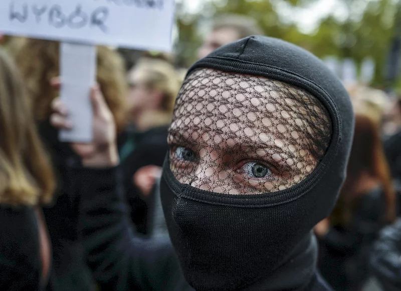 Uczestniczka Ogólnopolskiego Strajku Kobiet (Czarnego Protestu, 03.10.2016).