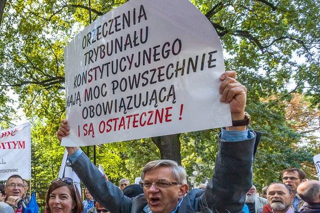 Tadeusz Korablin (na zdjęciu z plakatem) na celowniku TVP Info.