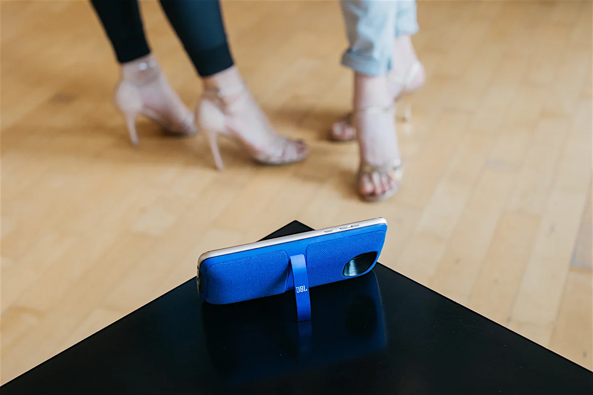 W lekcjach często towarzyszą nam nasze ulubione play listy ze Spotify, które odtwarzamy z telefonu. To możliwe dzięki modułowi głośnika JBL SoundBoost2 do mojej moto z² play. Dźwięk jest naprawdę doskonały.