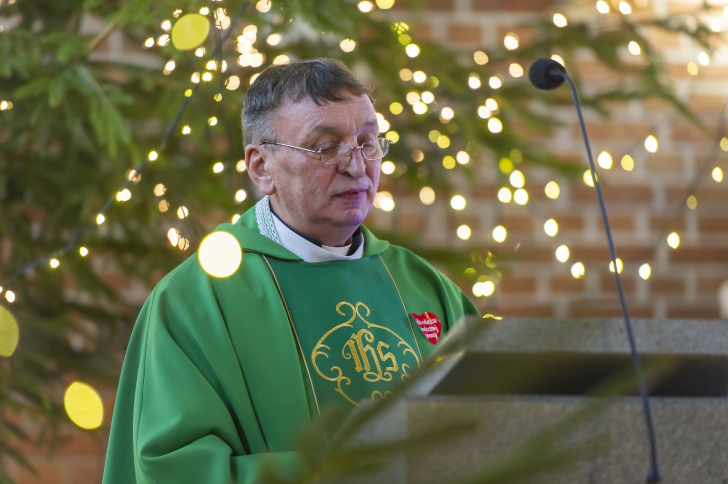 Ten ksiądz od lat wspiera WOŚP. "Dług społeczny należy w końcu spłacić"