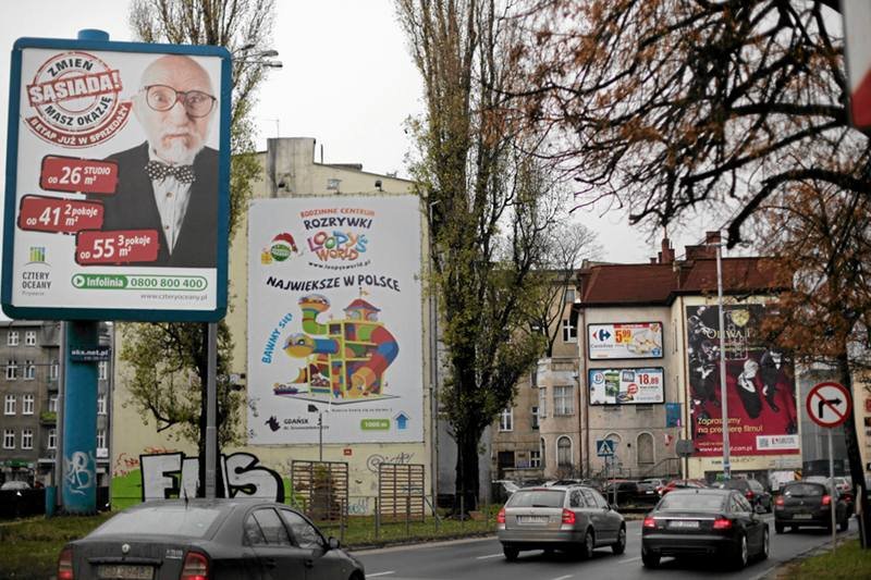 Ulica w Gdańsku w 2012 roku. Od wprowadzenia w życie nowego prawa anty-reklamowego taki widok będzie rzadkością.