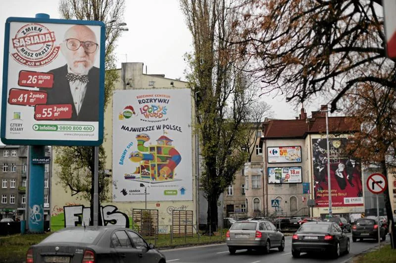 Ulica w Gdańsku w 2012 roku. Od wprowadzenia w życie nowego prawa anty-reklamowego taki widok będzie rzadkością.