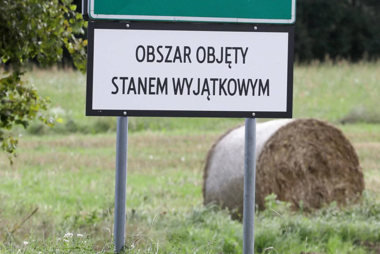 Domy przyjazne migrantom na Podlasiu oznaczają się zielonym światłem na ganku.