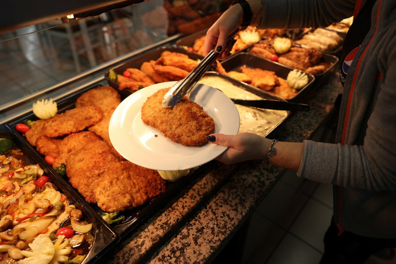 Zjadamy zdecydowanie za dużo mięsa. Dietetyk radzi czym zastąpić je na talerzu.