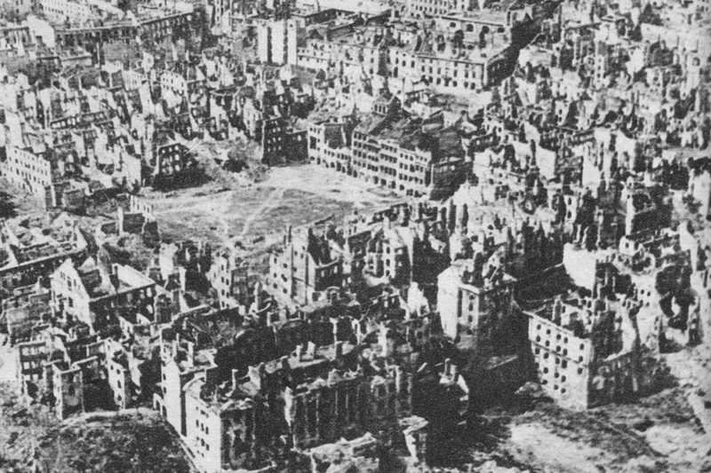 Po Powstaniu Warszawskim Niemcy doszczętnie zniszczyli Warszawę.