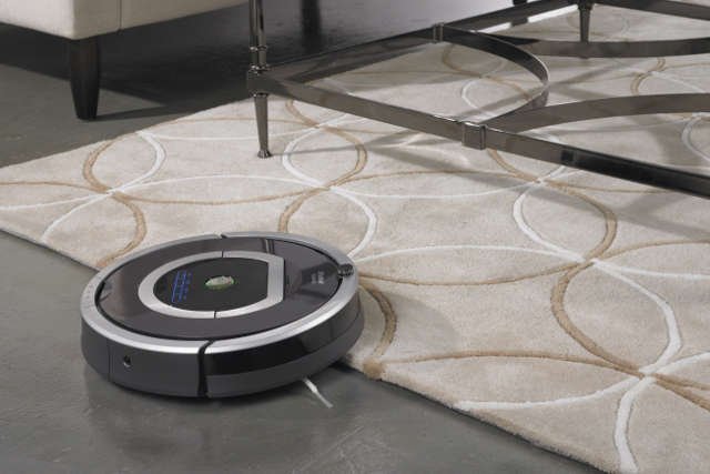 Domowe roboty pod różnymi nazwami towarzyszą ludziom codziennie w ich domach. Na zdjęciu Robot odkurzający iRobot Roomba 780