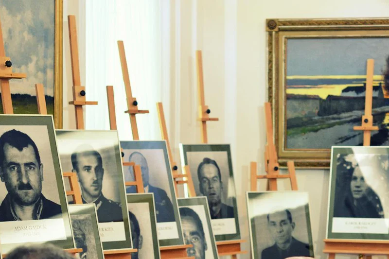 Zdjęcia ofiar pochowanych na tzw. Łączce