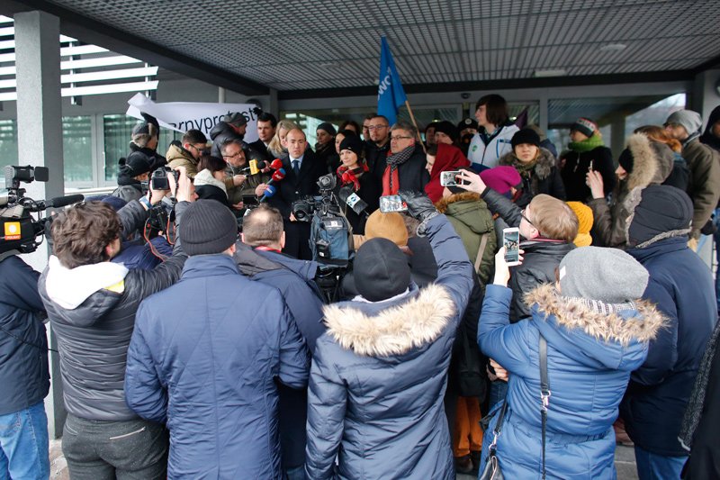 Tłumy przyszły przyglądać się postępowaniu przed komisją dyscyplinarną, na której 10 nauczycielek z Zabrza może zostać ukaranych za ubranie się do pracy na czarno 3 października 2016 roku.