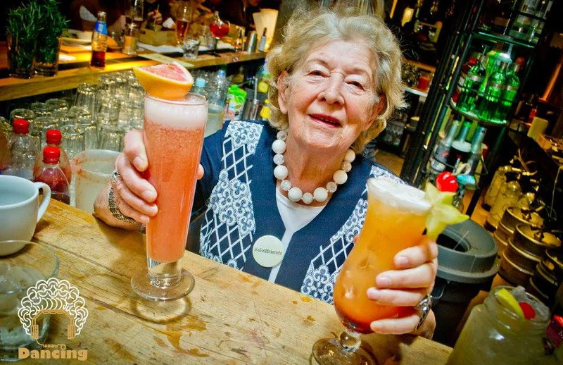 Stenia, 89-letnia seniorka z Dancingu Międzypokoleniowego.