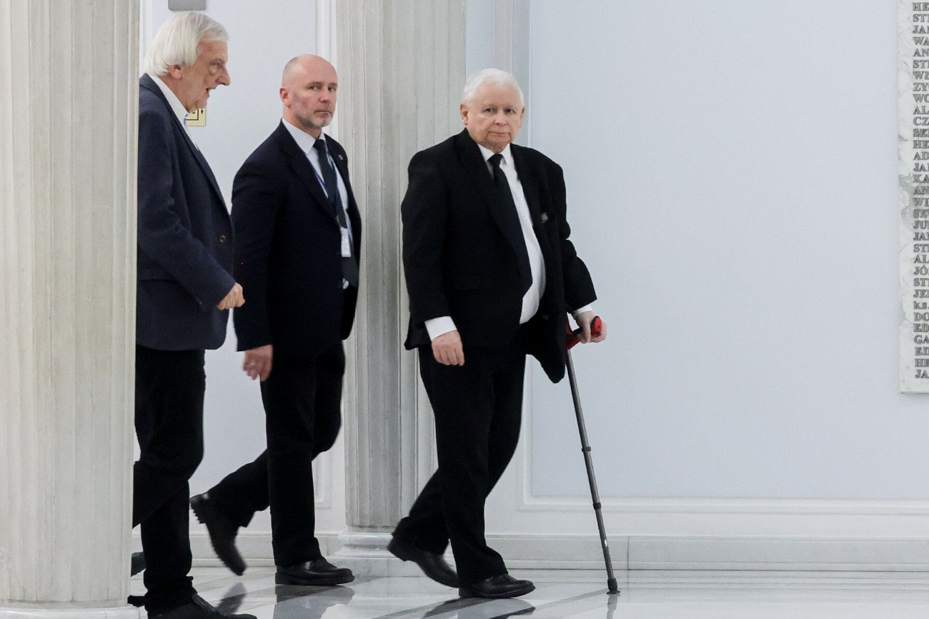 Jarosław Kaczyński na sejmowych korytarzach
