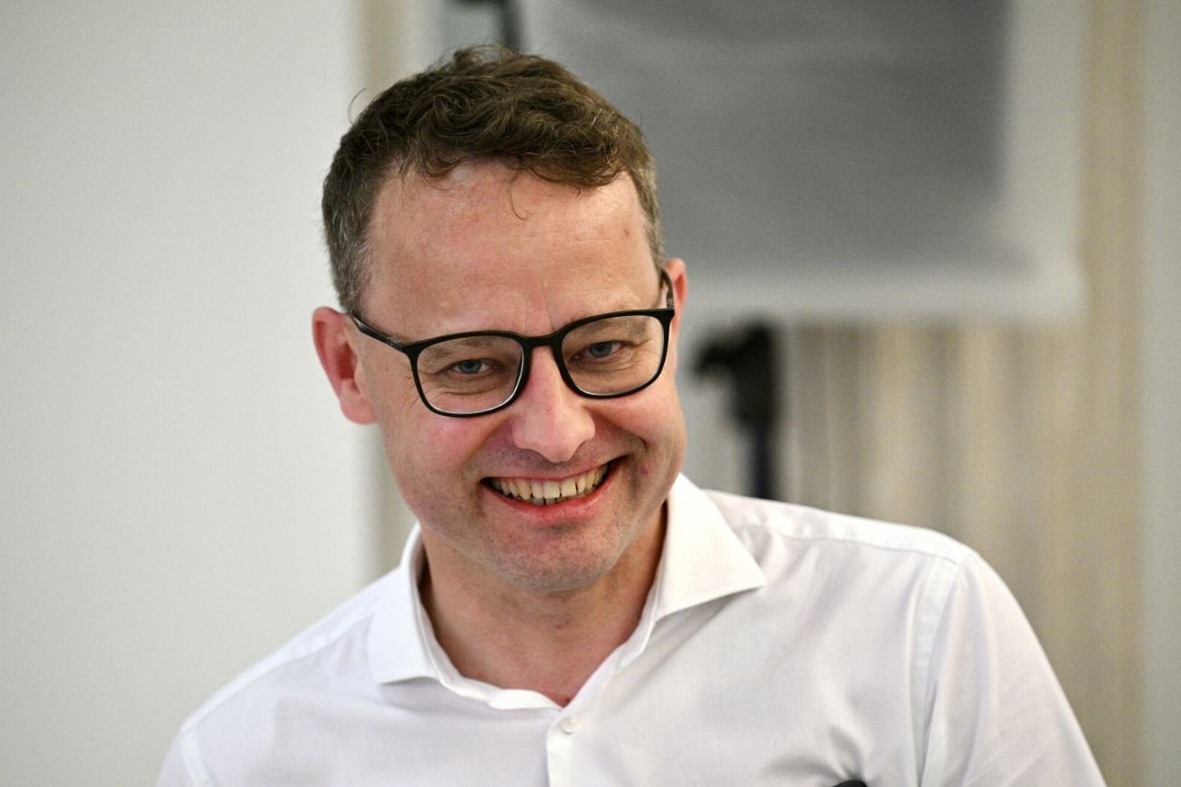 Romanowski rezygnuje ze statusu posła. Hołownię za to nazwał "klaunem z TVN". Romanowski podjął ważną decyzję ws. statusu posła. Uderzył także w Hołownię.