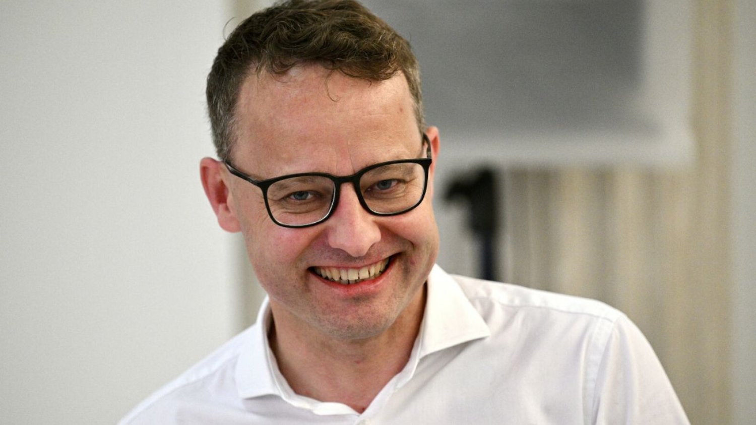 Romanowski rezygnuje ze statusu posła. Hołownię za to nazwał "klaunem z TVN". Romanowski podjął ważną decyzję ws. statusu posła. Uderzył także w Hołownię.