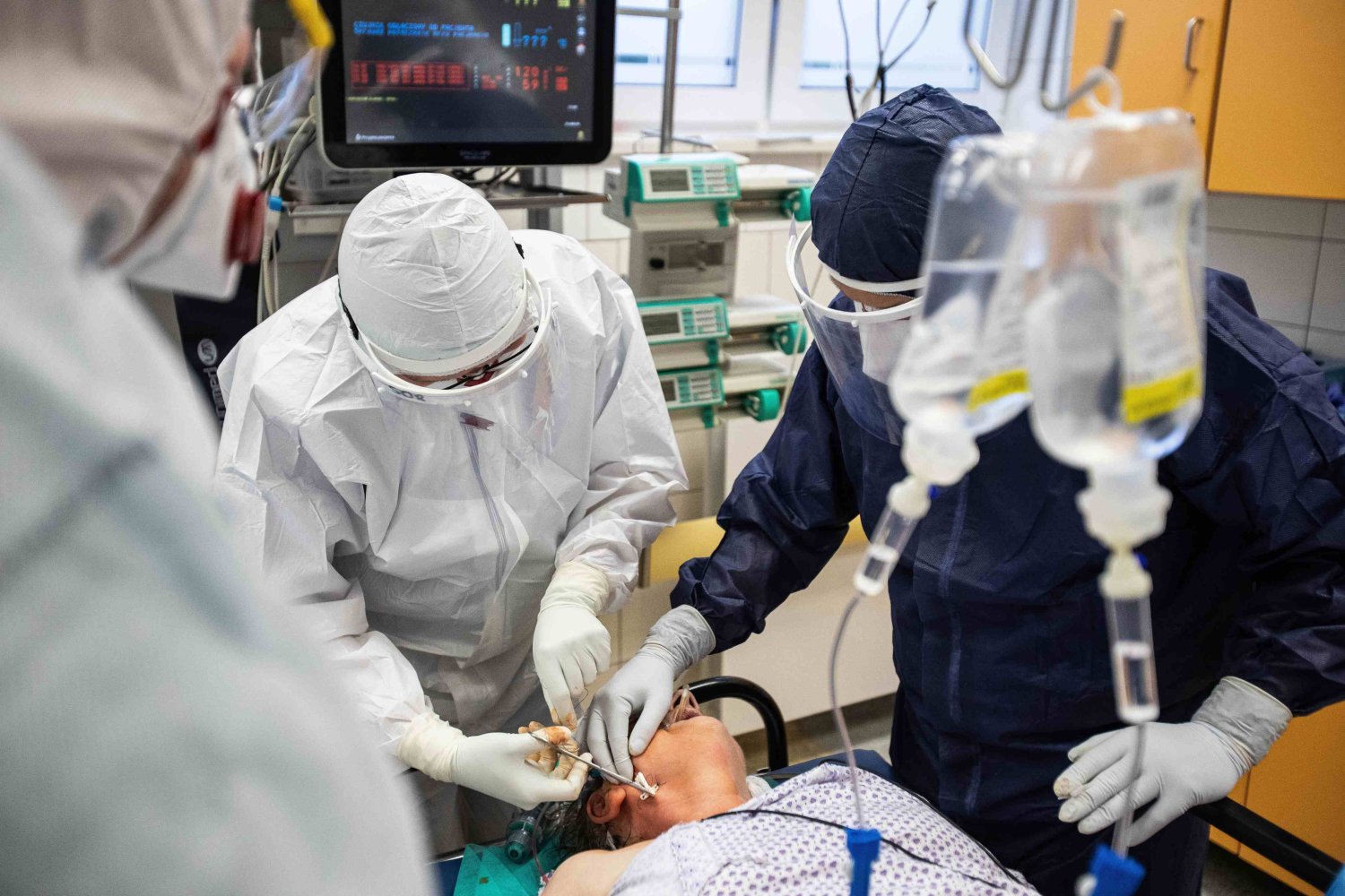 Respiratorów wystarczy na około dwa tygodnie, wyliczyli matematycy z UW.