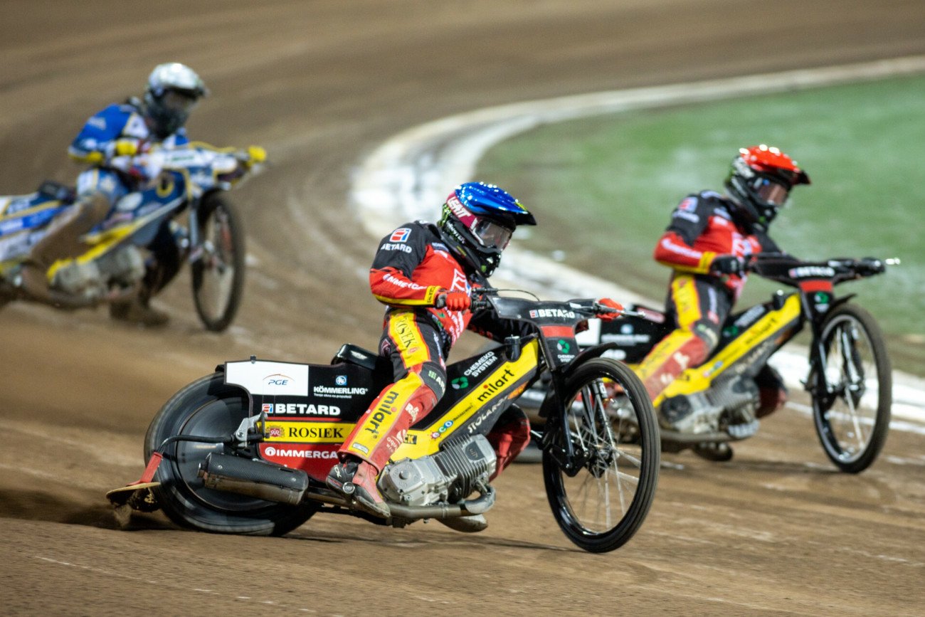 Żużlowcy mistrza Polski Betardu Sparty Wrocław pokonali w niedzielę na inaugurację ligi gości z Torunia 59:31.