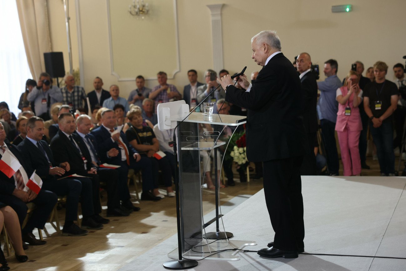 Wizyta Jarosław Kaczyńskiego w Sochaczewie. W internecie pojawiło się nagranie, jak się do niego przygotowywano.