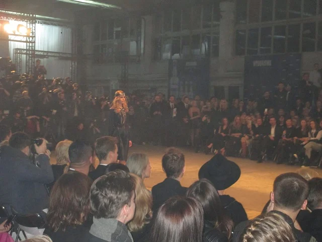 Gdy modelki i modele przechadzali się po pokazie, w tle rozbrzmiewała muzyka operowa.