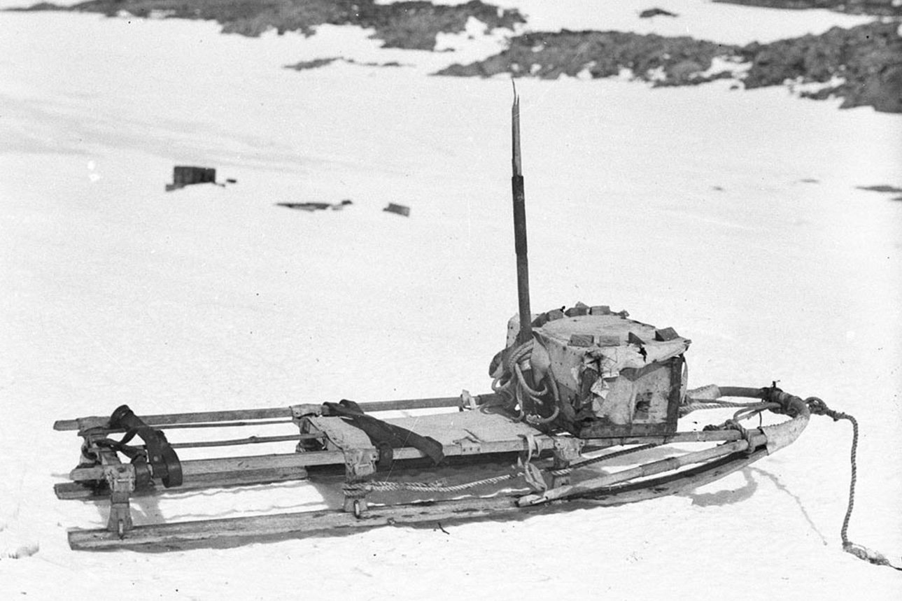 Sanie przepiłowane przez Mawsona podczas samotnej wędrówki