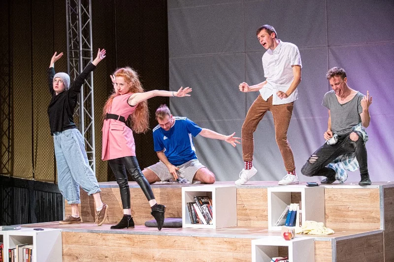 "Klub winowajców" to spektakl oparty na scenariuszu kultowego filmu "The breakfast club"