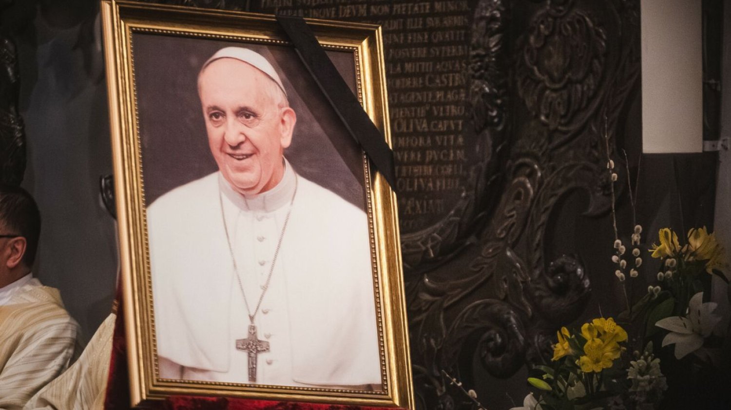 Podczas pogrzebu Franciszka zwróć uwagę na białe róże Białe róże ważnym symbolem podczas pogrzebu Franciszka