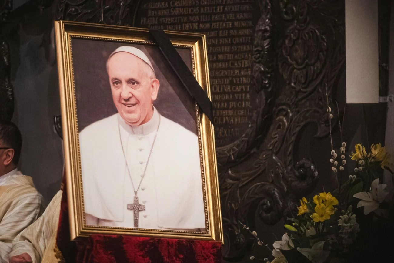 Podczas pogrzebu Franciszka zwróć uwagę na białe róże Białe róże ważnym symbolem podczas pogrzebu Franciszka