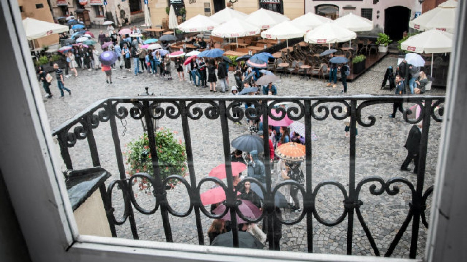 Kandydatów na aktorów nie odstraszył nawet rzęsisty deszcz.