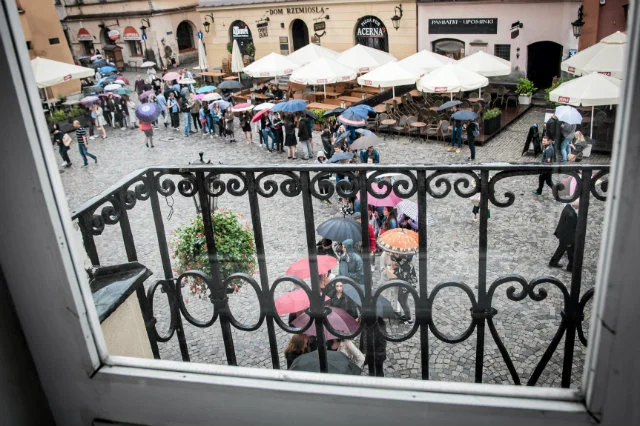 Kandydatów na aktorów nie odstraszył nawet rzęsisty deszcz.
