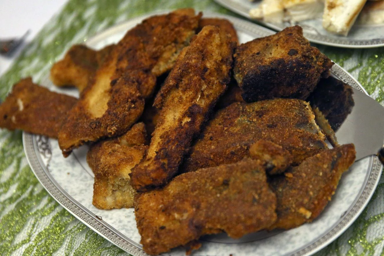 Tę świąteczną rybę upolujesz w Biedronce już od 2,99 zł za 100 gram.
