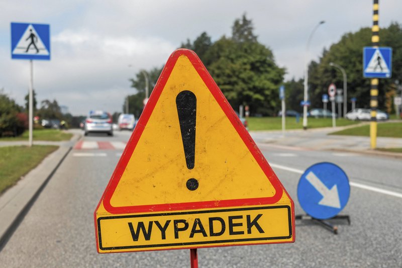 Butle z gazem przewróciły się w wyniku gwałtownego hamowania samochodu.