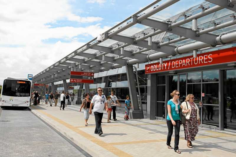 Lotnisko w Modlinie wciąż ma kłopoty. Niewykluczone, że zostanie otwarte w lecie.