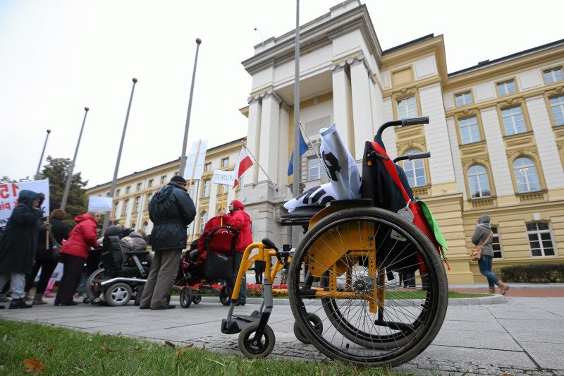 Niewolnicy za 1400 zł miesięcznie. Rodzice niepełnosprawnych dzieci mają dość i kierują dramatyczny apel do rządu. Na zdjęciu – ich protest w 2014 r., gdy premierem była Ewa Kopacz.