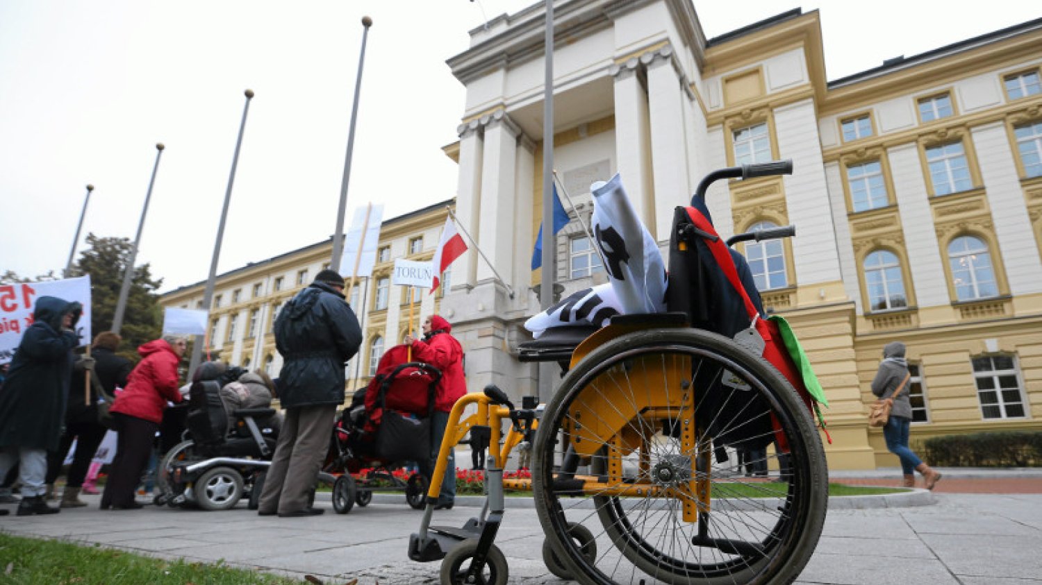 Niewolnicy za 1400 zł miesięcznie. Rodzice niepełnosprawnych dzieci mają dość i kierują dramatyczny apel do rządu. Na zdjęciu – ich protest w 2014 r., gdy premierem była Ewa Kopacz.