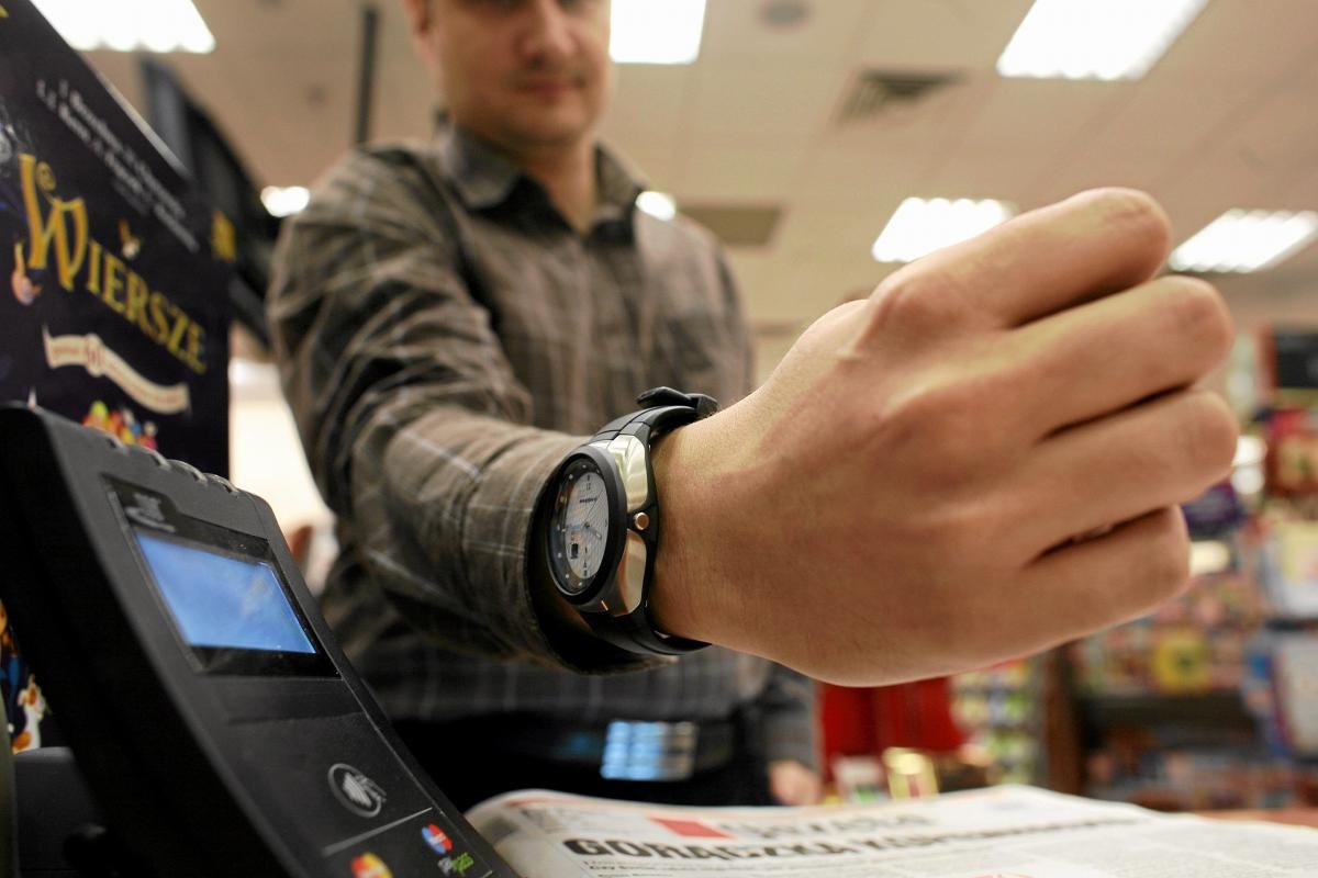 Coraz większą popularnością cieszą się w Polsce karty bezstykowe (zbliżeniowe). Niektóre banki mają w swojej ofercie również zbliżeniowe zegarki i breloki. Na zdjęciu Maciej Samcik, dziennikarz Gazety Wyborczej